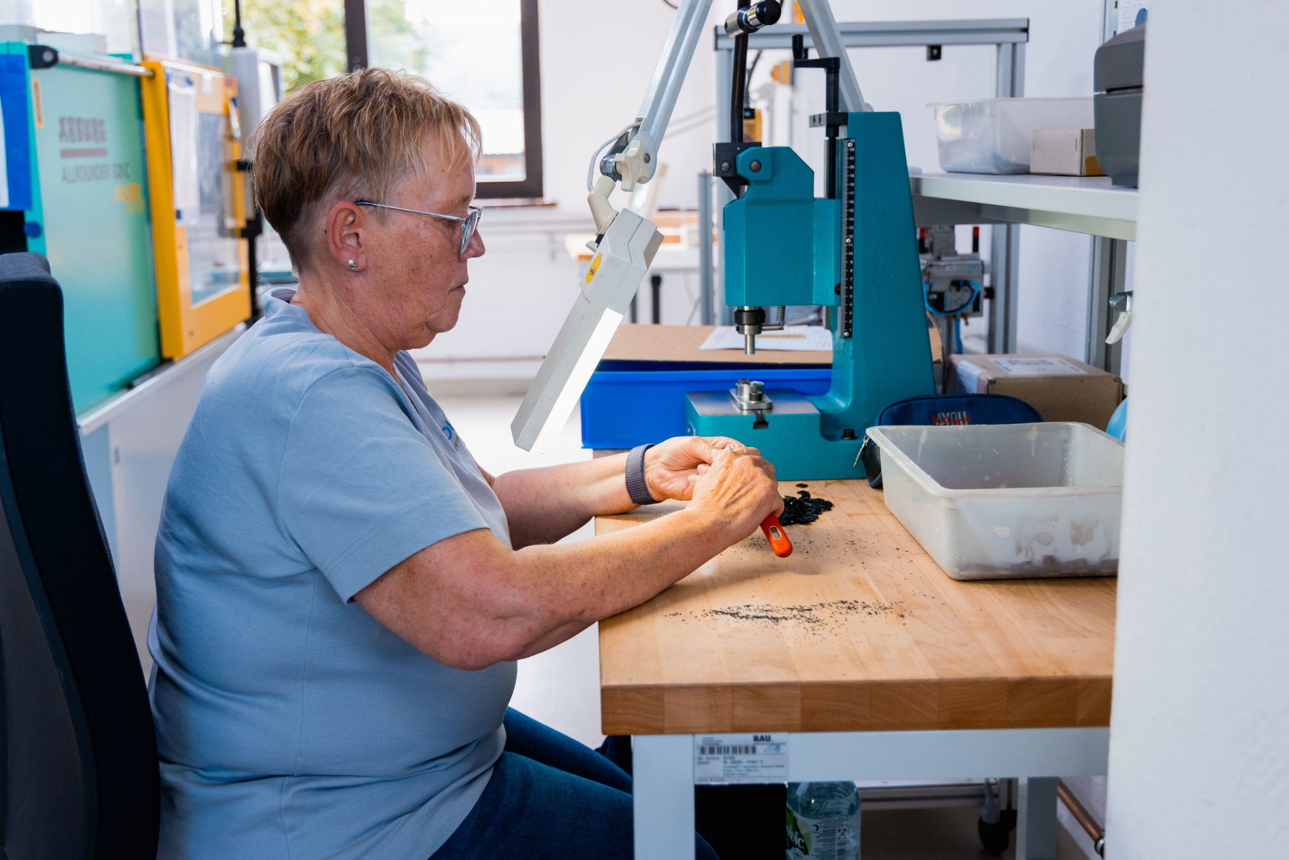 Mitarbeiter entgratet Spritzgussteile