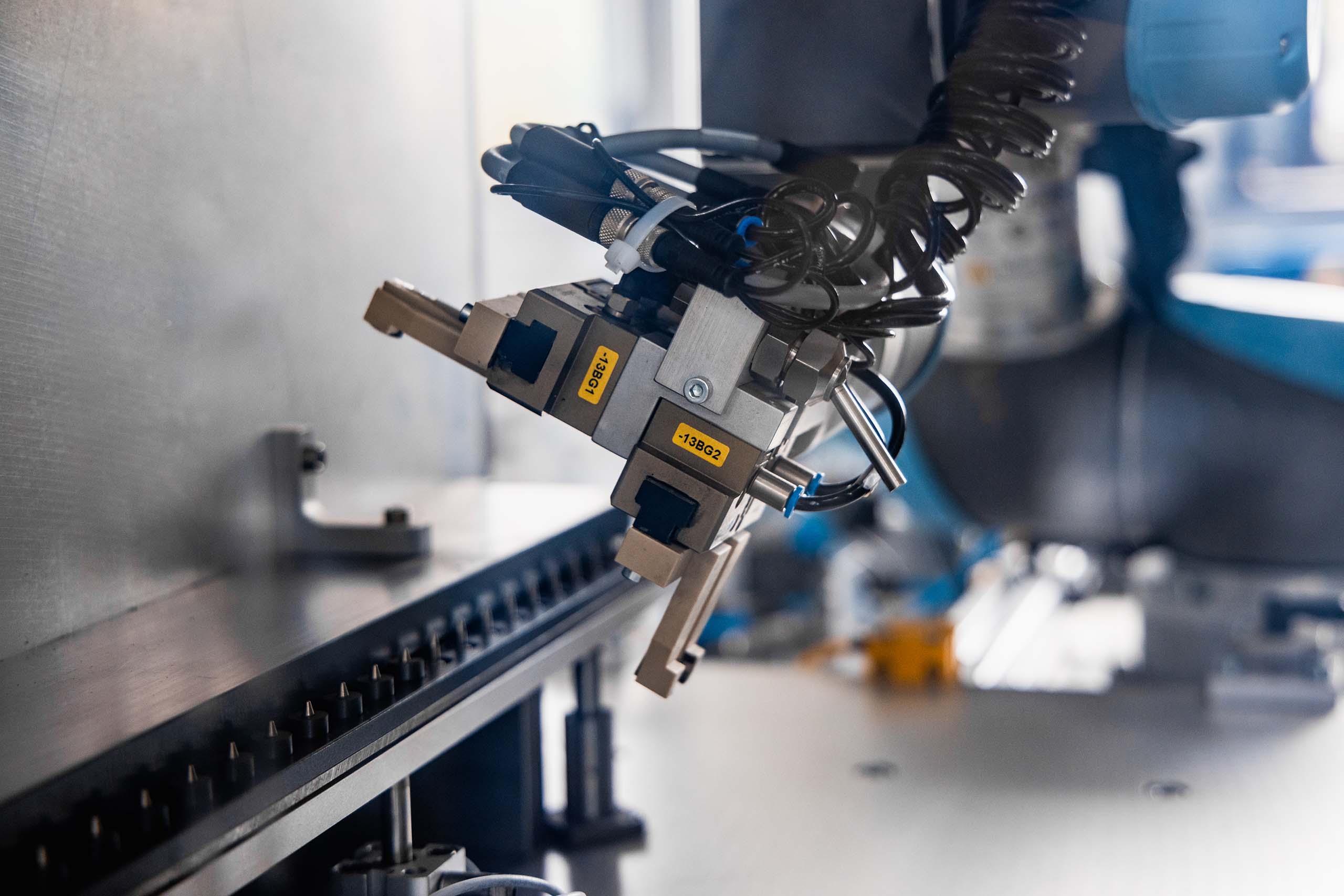 Detailaufnahme eines Robotergreifers in der Spritzgussfertigung von Pohl Kunststofftechnik – präzise Automation für effiziente Produktion