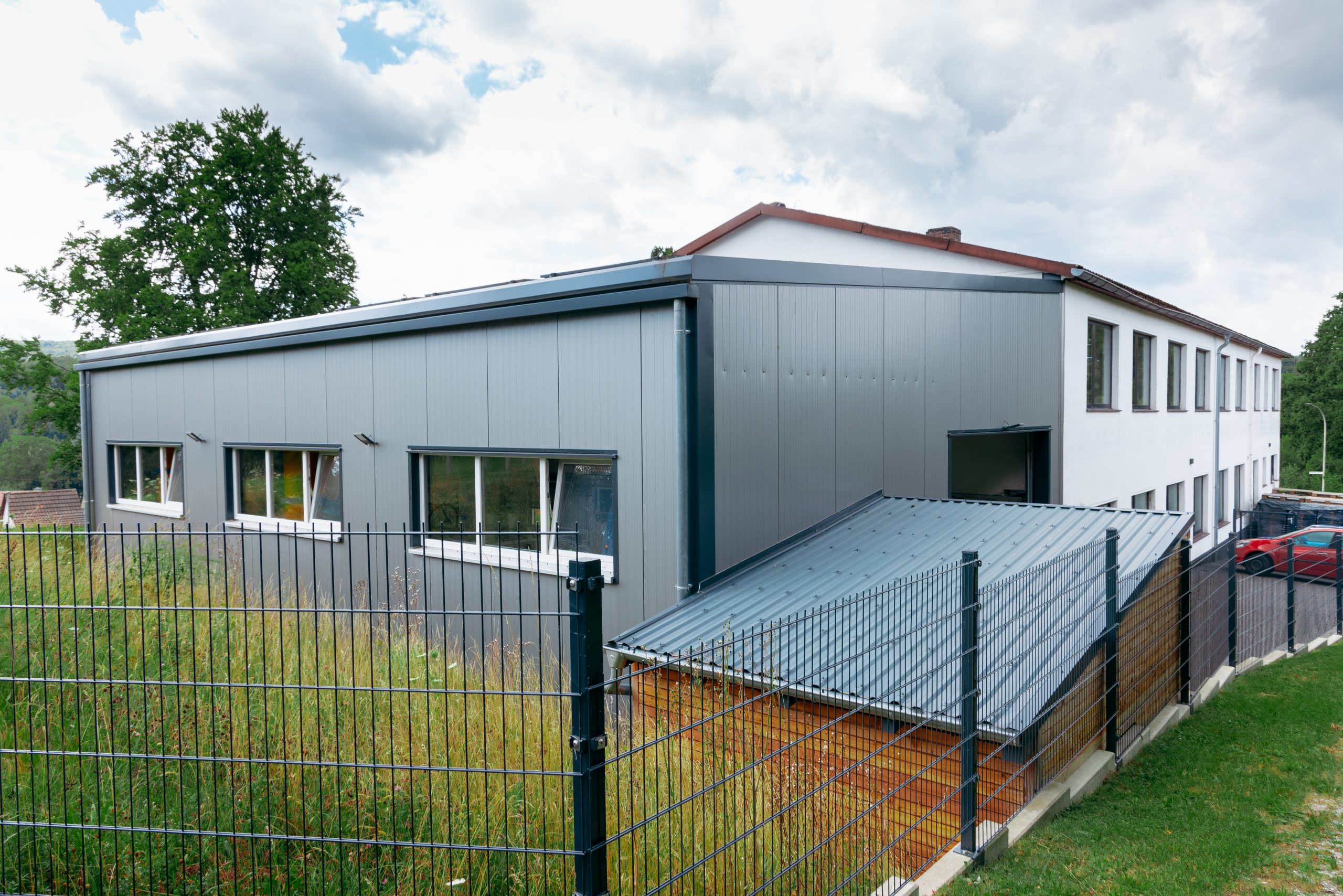 Außenaufnahme mit Solaranlage