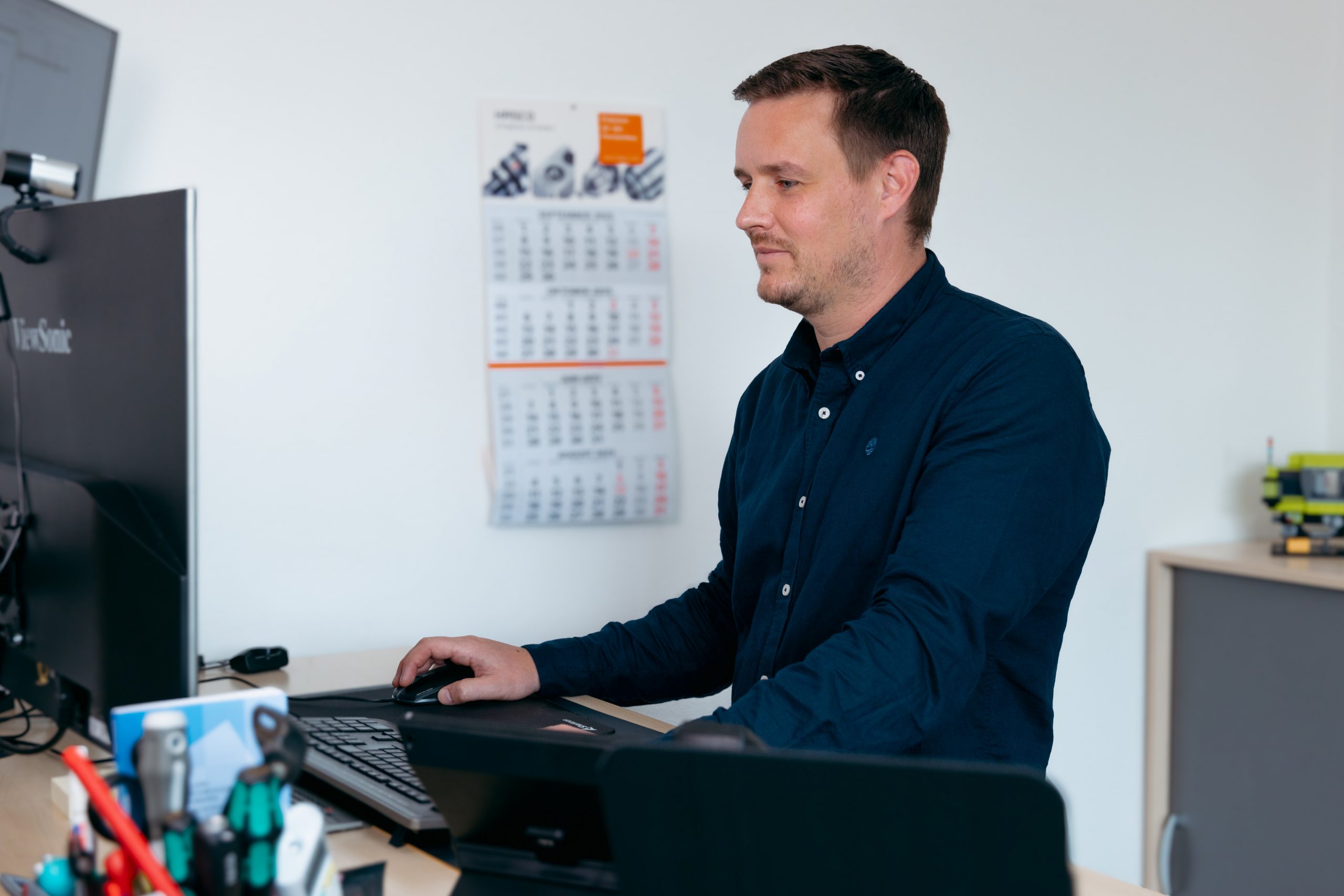 Christoph Schößler am Stehschreibtisch